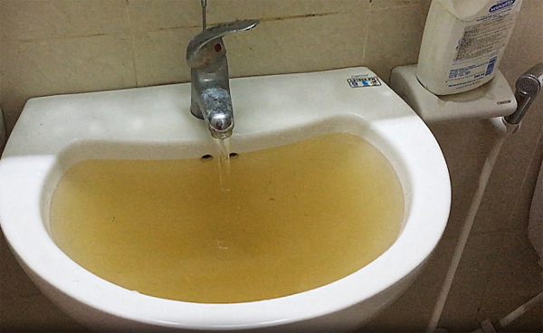 Nước dùng ô nhiễm do không vệ sinh bồn chứa nước inox