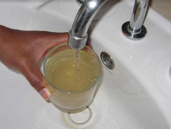 Nước trong bồn bị ô nhiễm do lâu ngày không vệ sinh